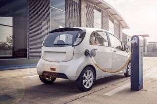 Foto: Elektroauto mit Ladesäule